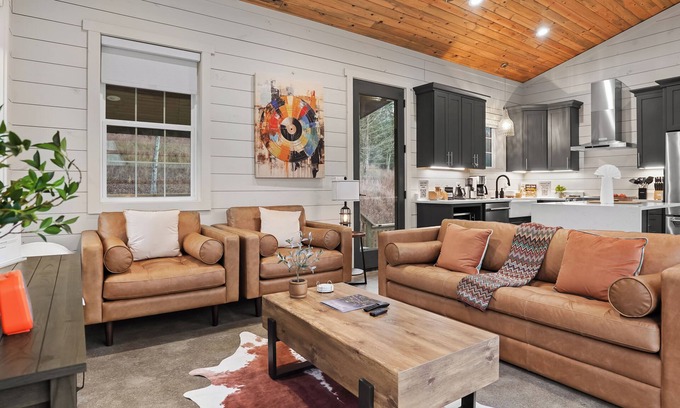 Kedron House | Hollow Hideaway 1A- Serene Getaway-Sleeps 4