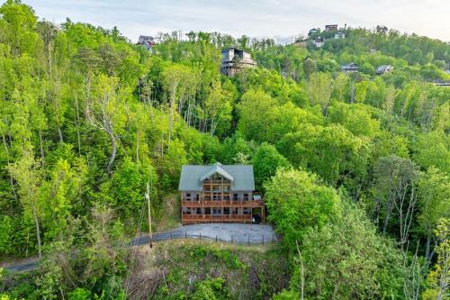 Chalet Village North House | Hollows Haven by AvantStay Hot Tub Sauna Balcony and Tree Top Views