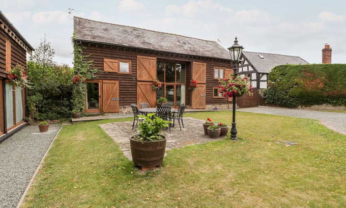 Leominster Cottage | HOLLY BUSH, character holiday cottage, with a garden in Luntley