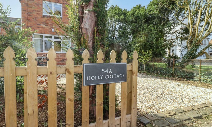 Clifford Chambers Cottage | HOLLY COTTAGE, family friendly, with a garden in Stratford-Upon-Avon
