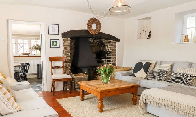 Rosevine Cottage | HOLLY COTTAGE, family friendly, with open fire in South Molton