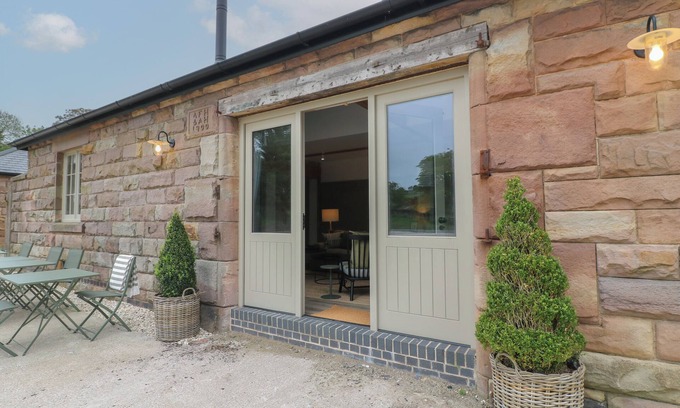 Crich House | HOLLY COTTAGE - FOLD YARDS, romantic, with open fire in Alderwasley