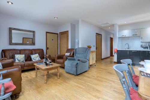 Frampton House | Holly Cottage