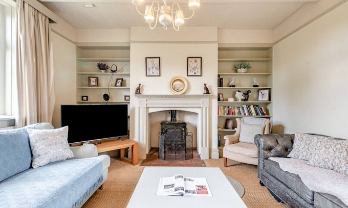 Lincoln House | Holly Farm - Five Bedroom House, Sleeps 10