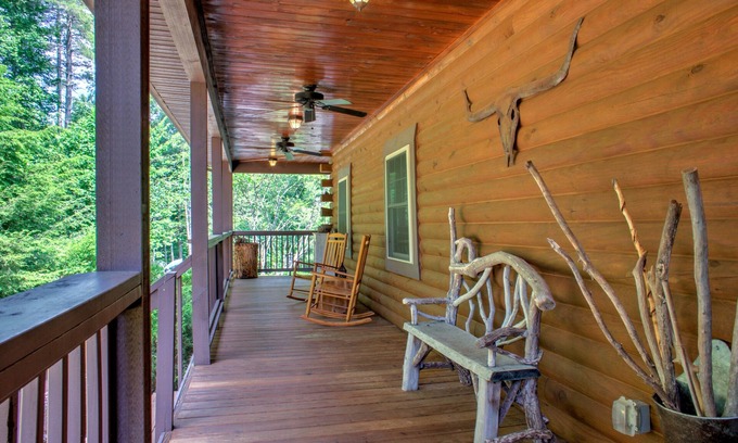 Weaverville Cabin | Holly Hill Lodge by Carolina Mornings | Fire Pit, Hot Tub, & Woods🌲