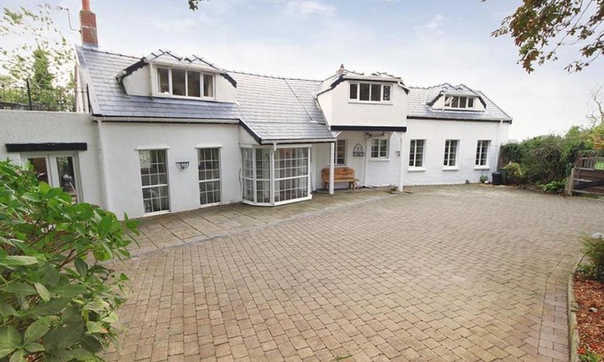 Crynant House | Holly Tree Lodge