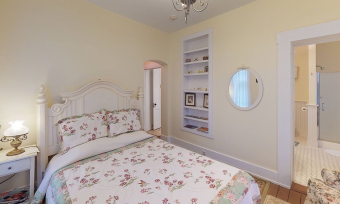 Nelsonville Bed & Breakfast | Holly Tree Room w/Clawfoot Bathtub in Historic Hyde House near Hocking Hills