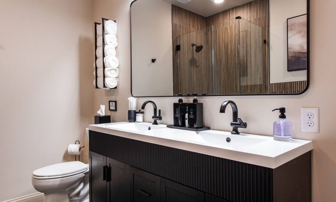 Downtown Louisville Apartment | Hollyhock Suite 501: 4 bed/2 bath with soaking tub