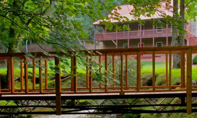 Clarkesville Cabin | Hollywood Cabin Rental