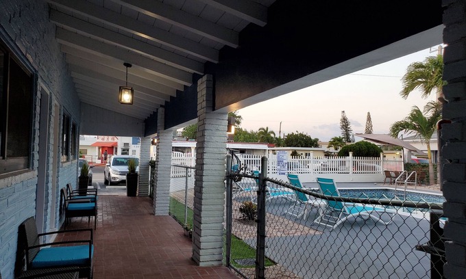 Royal Poinciana Hotel | Hollywood Gardens Inn & Suites