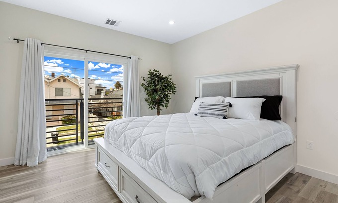 East Hollywood House | Hollywood Haven with Hollywood Sign View