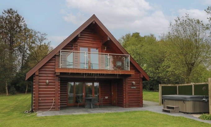 Winkleigh Cottage | HOLLYWOOD, pet friendly, with hot tub in Dolton