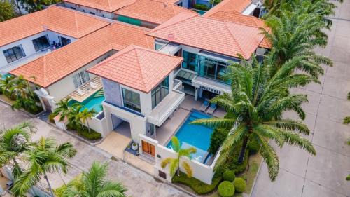 Pratumnak Hill Villa | Hollywood Pool Villa Pattaya walking street 2km