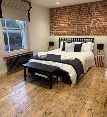 Holt House | Holt GRDN House A beautiful 1 bedroom house with freestanding bathtub and log burners