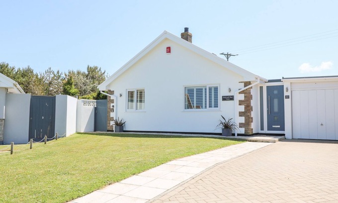 Holywell Cottage | HOLYWELL BAY VIEW, pet friendly, with a garden in Holywell Bay