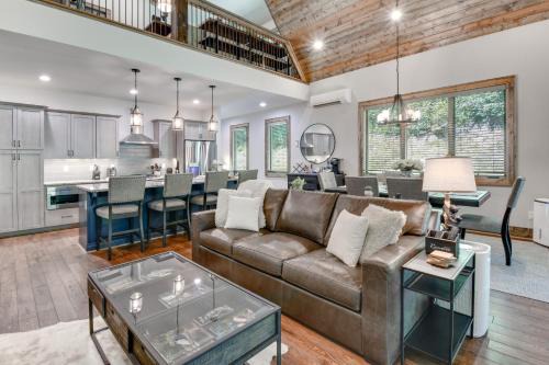 Glenville House | Home 6 Mi to Ski Sapphire Valley Bring Your Pups!