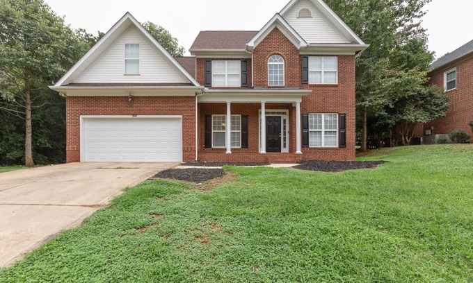 Paw Creek House | Home Away From Home - 5BRs-7 beds 3 full baths! 10 minutes to Whitewater!