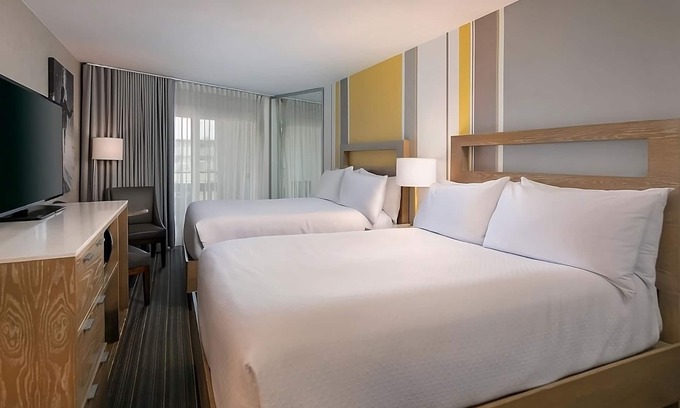 Mission Beach Hotel | Home Away From Home! Onsite Pool, Parking! Near San Diego Airport!
