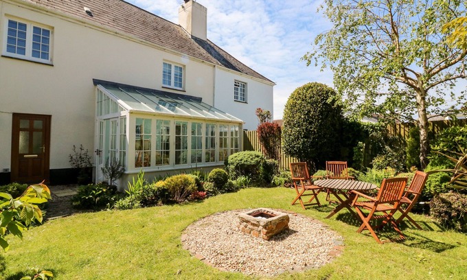 Barnstaple Cottage | HOME FARM COTTAGE, pet friendly, with open fire in Fremington, Devon