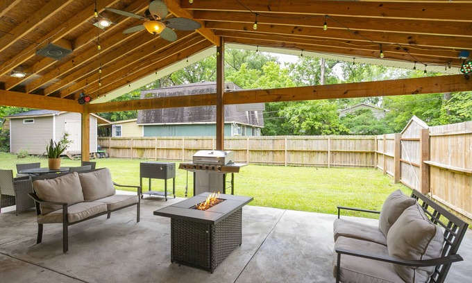 Antioch House | Home for 10 King bed Fenced Porch with Bar minutes from Downtown Nashville & BNA