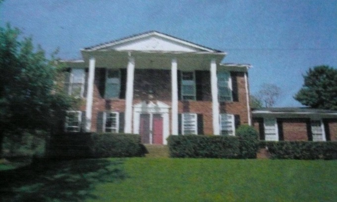 Green Spring House | Home for Derby-minutes to interstate and downtown