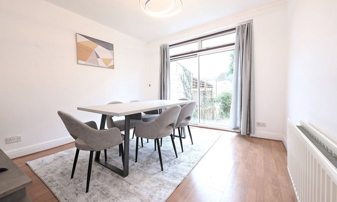 Fryent House | Home from home Retreat. 4 bedroom House with easy access to Central London
