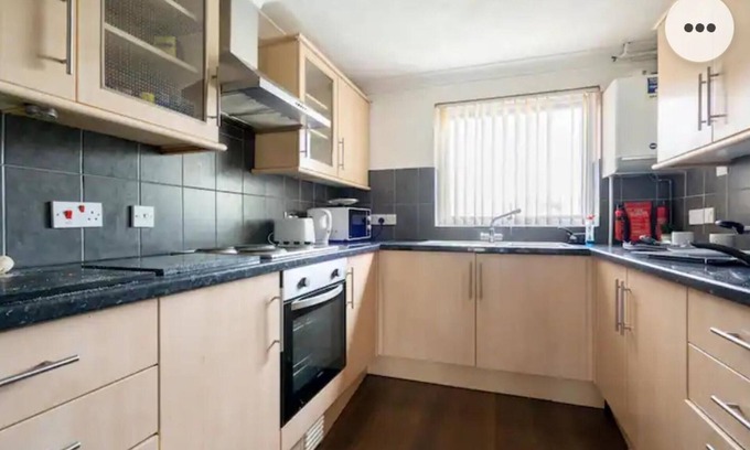 Chatham House | Home in Medway 3bedroom Free Sports Free Parking