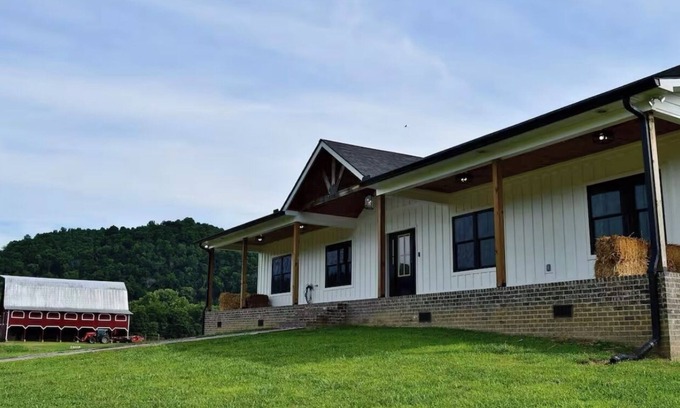 Gainesboro House | Home in the Country by the Roaring River