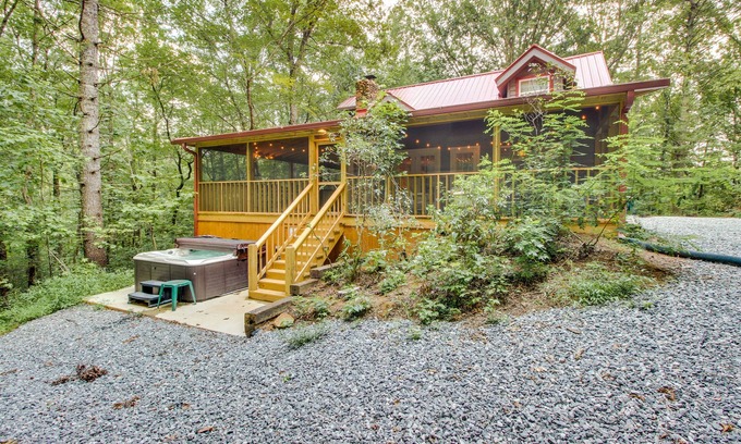 Sautee Nacoochee Cabin | Home on 8 Wooded Acres with Creek, Private Hot Tub, Screened-In Deck & Firepit