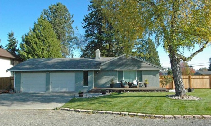 Blaine House | Home on the Border - Modern home 5 minutes from Canadian border