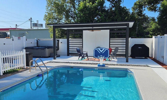 Lakeland House | Home Paradise Lakeland Backyard Jacuzzi & Private Pool Heater Free!