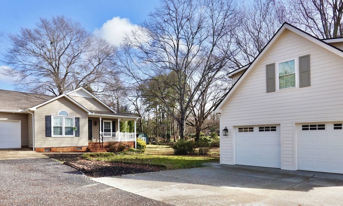Greer House | Home Plus Apartment on Large, Quiet Lot Near GSP Airport, Greenville, Greer