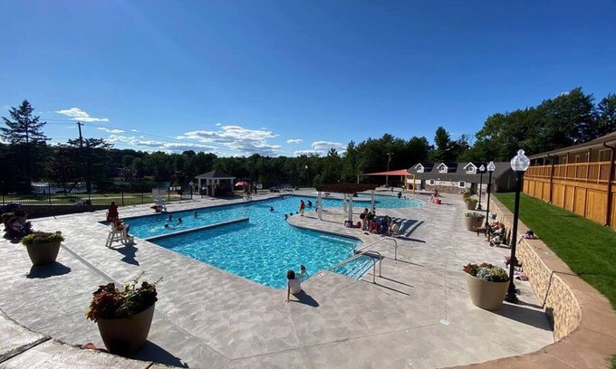 Tobyhanna House | Home Sweet Poconos! 4bd with fire pit, hot tub, and game room! Sleeps 13.