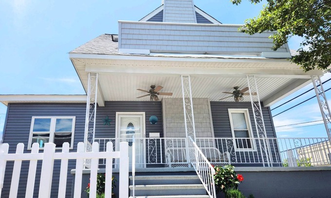 Ventnor City House | Home under 2 blocks from beach, family sized, pet friendly