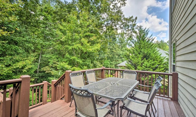 Dahlonega House | Home with Deck about 7 Mi to Downtown Dahlonega!