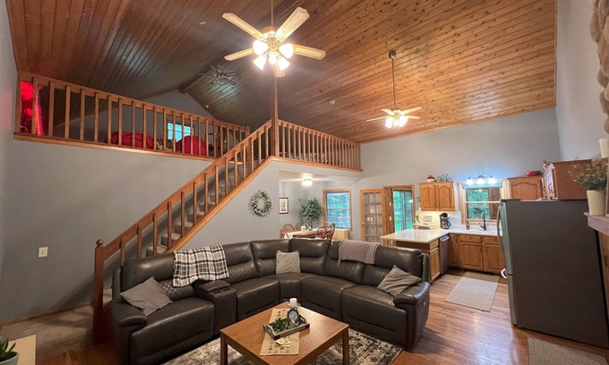Amery House | Home with Lake Access and 2023 Tri-toon available to rent