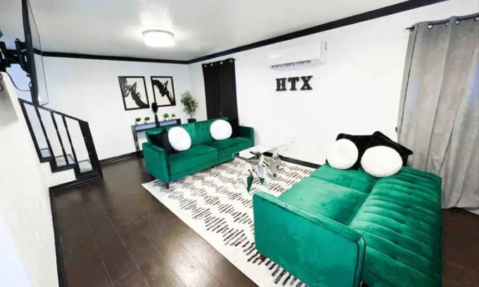 Southeast Houston Cottage | Home with POWER - Near downtown Houston, Medical Center