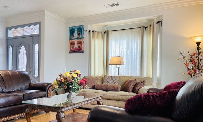 Fontana House | Homeinn - Warm & Elegant Residence w/King Bed