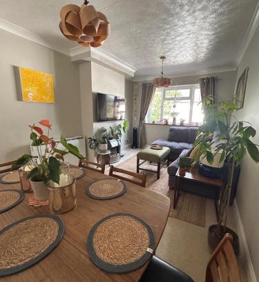 Walton-on-Thames Apartment | Homely 2 Bed Apartment in Walton - Sleeps 3 and Free parking
