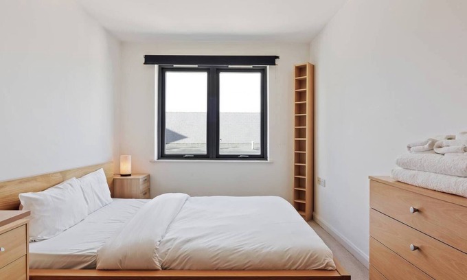 Hackney Wick Apartment | Homely 2BD Flat in Homerton