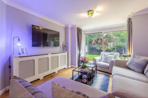 Runnymede House | Homely 4 Bedroom House Addlestone