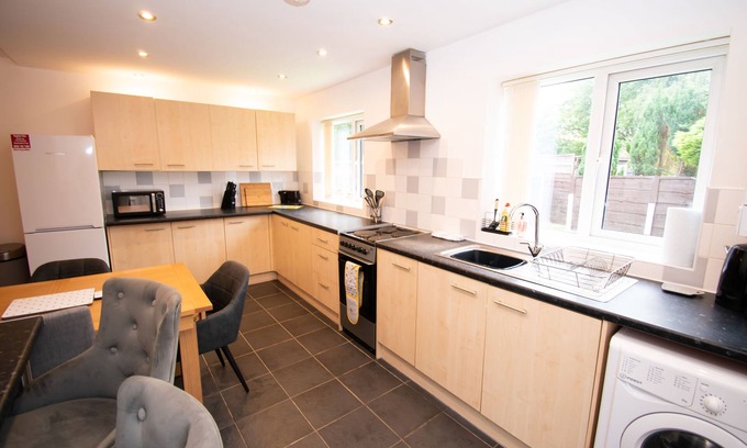 Bury House | Homely 4 bedroom house with parking