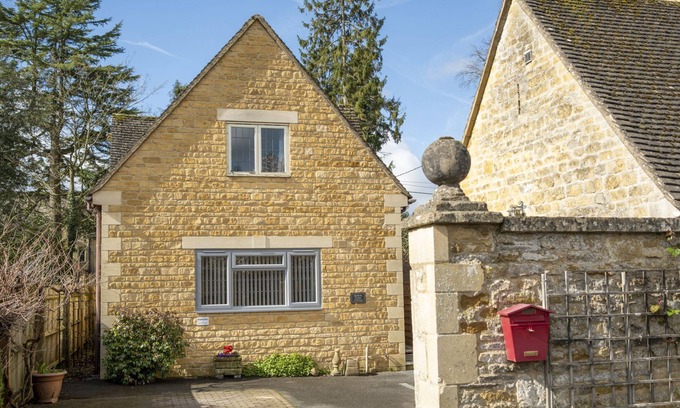 Bourton Cottage | Homely cottage located in a fabulous village - Augusta Cottage