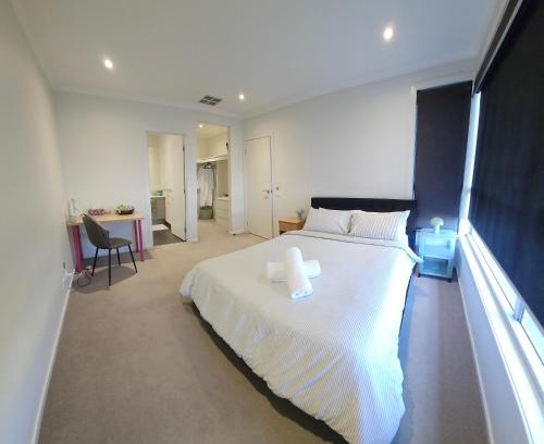 Melbourne House | Homely Stay - Private Ensuite near the Airport
