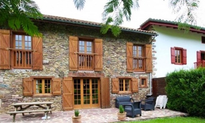 Saint-Etienne-de-Baigorry House | Homerez - House for 6 ppl. with spa and garden at Saint-Étienne-de-Baïgorry