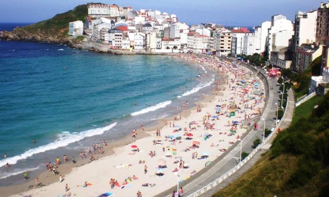 Malpica de Bergantinos Apartment | Homerez - 10 m away from the beach! Nice appartement for 7 ppl. at Malpica