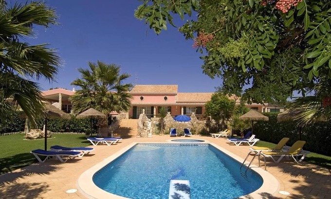 Farta Vacas Apartment | Homerez - Appartement 5 km away from the beach for 5 ppl. with shared pool