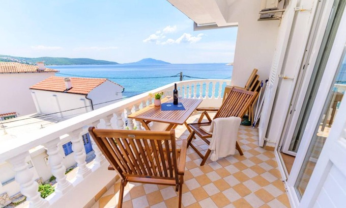 Martinscica Apartment | Homerez - Appartement for 5 ppl. with sea view and balcony at Martinšćica