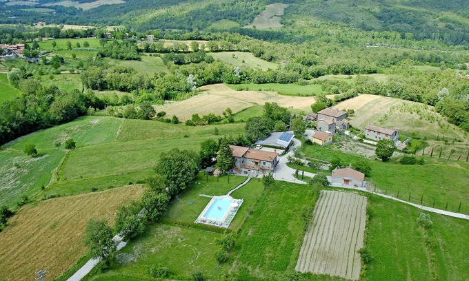 Caprese Michelangelo House | Homerez - Big house for 18 ppl. with swimming-pool at Caprese Michelangelo