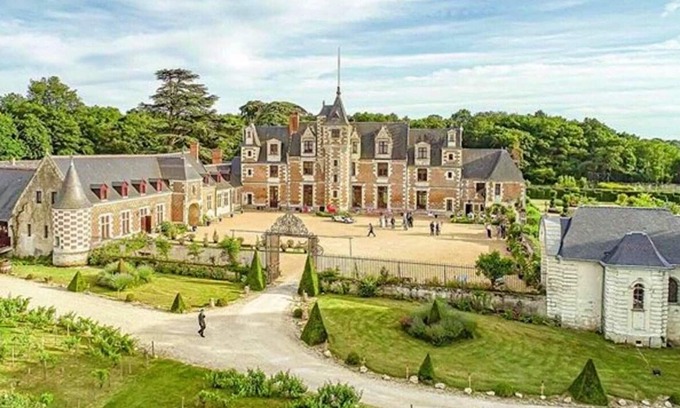 Vernou-sur-Brenne Apartment | Homerez - Big appartement for 15 ppl. with shared pool at Vernou-sur-Brenne